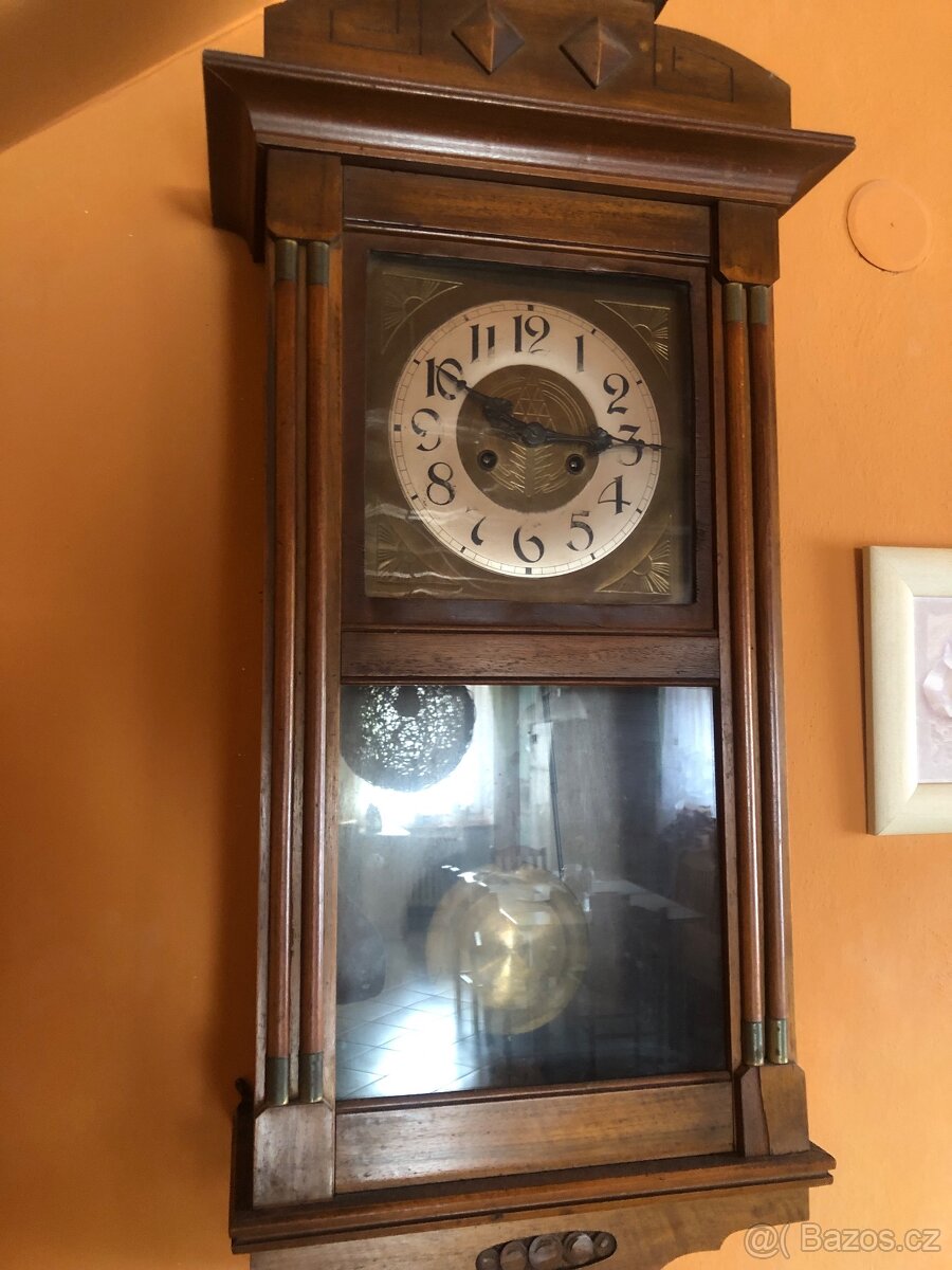 Staré nástěnné hodiny