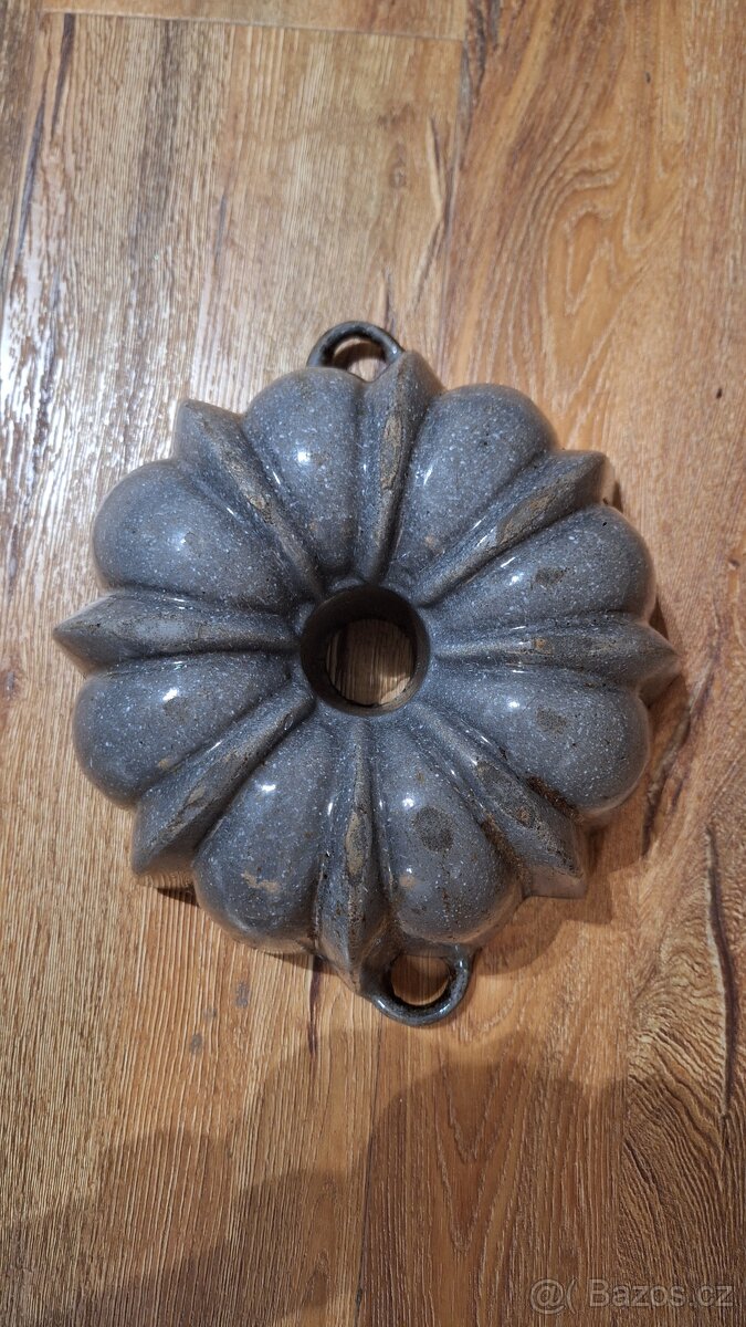 Litinová forma na bábovku.