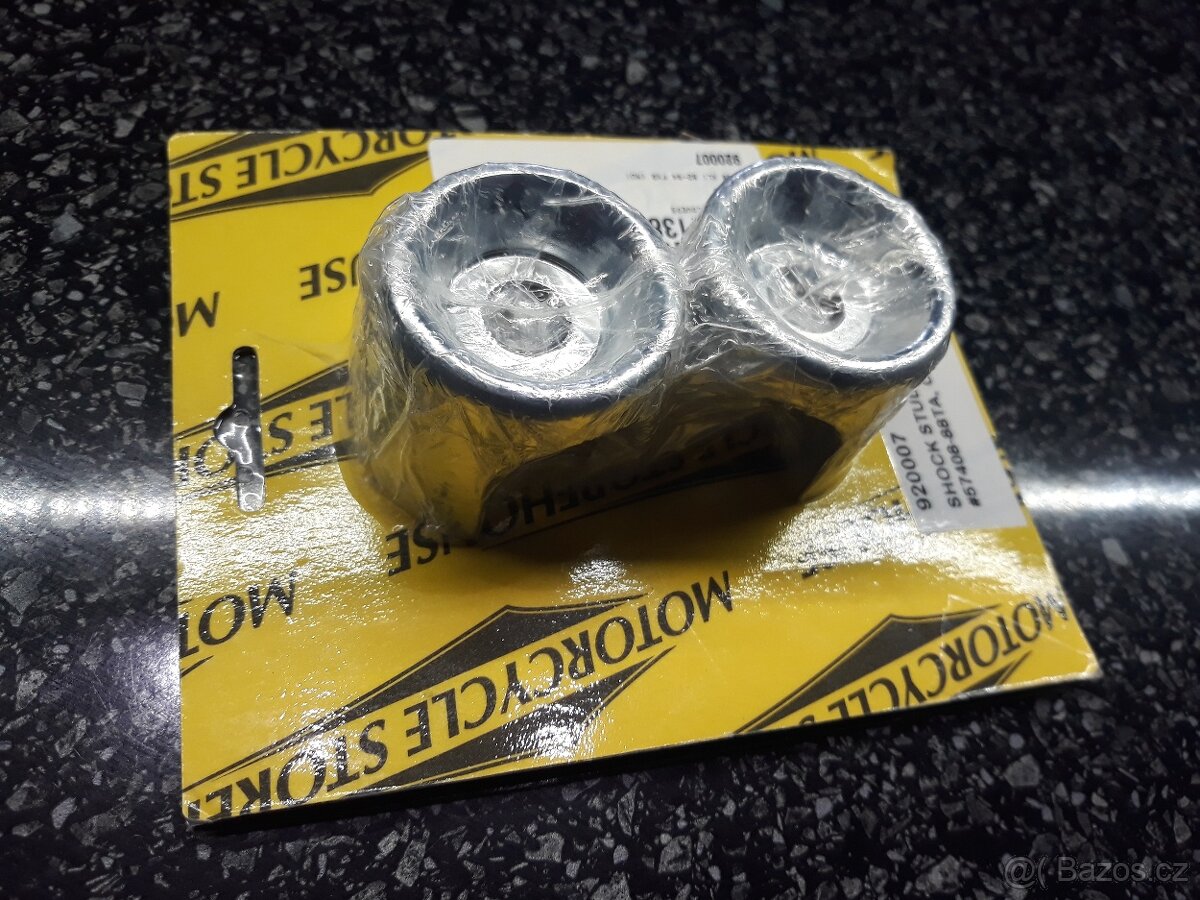 Harley Davidson, horní chromované kryty zadnich tlumičů spor