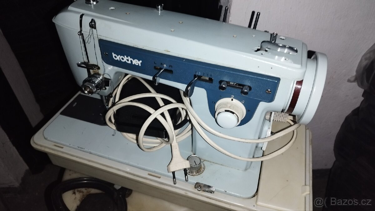 Prodej kufříkový šicích strojů