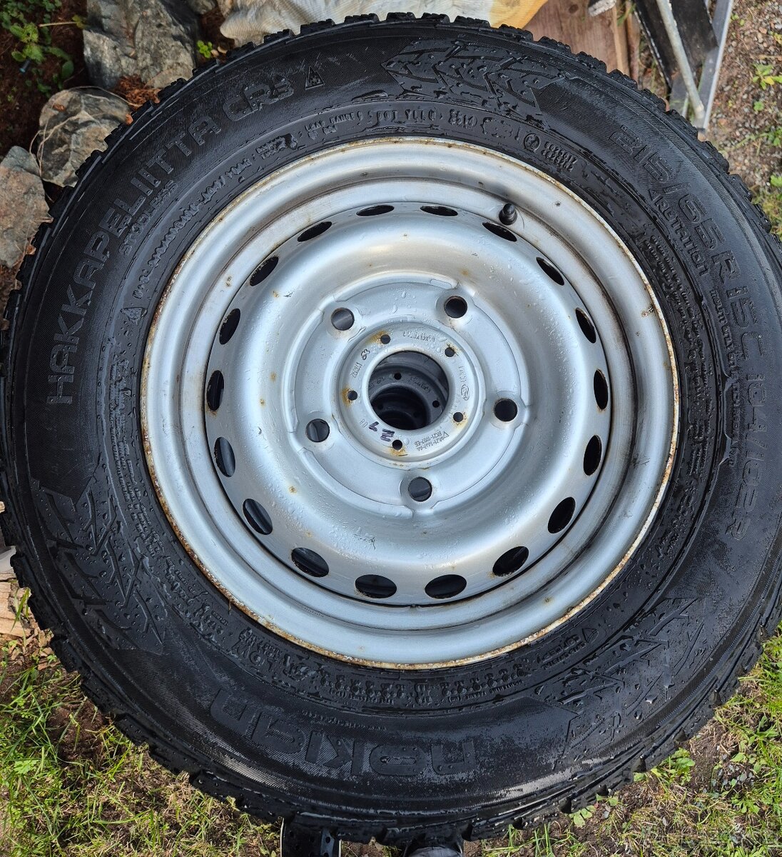 Plechové disky kol a zimní pneumatiky na Ford Tranzit