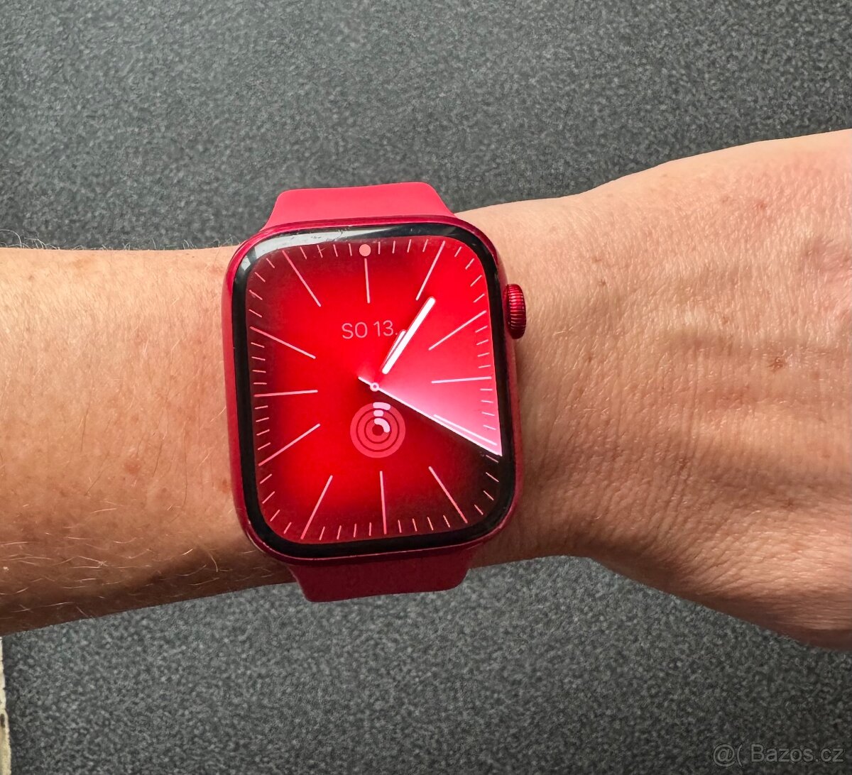 Prodám Apple Watch Series 8 – 45 mm, červené