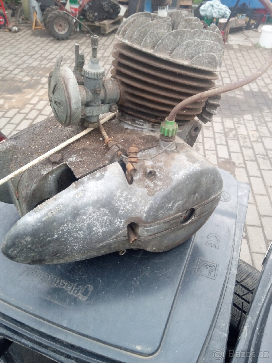 Motor manett dvou píst