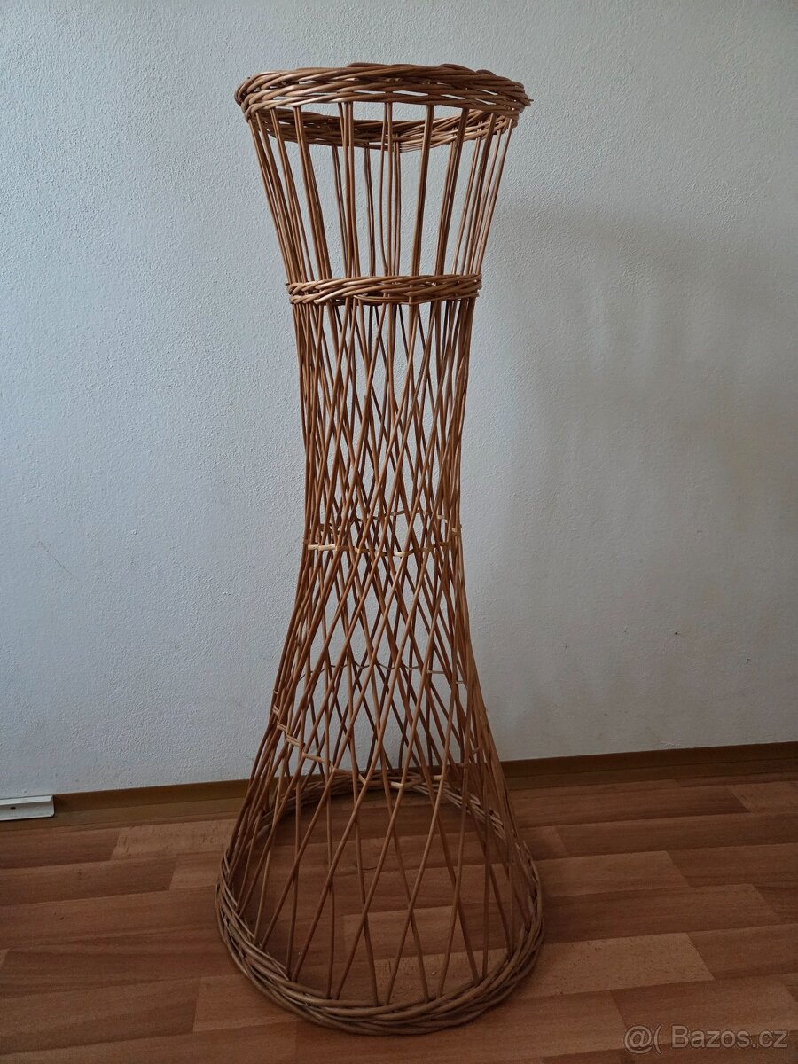 Proutěný stojan na květiny.