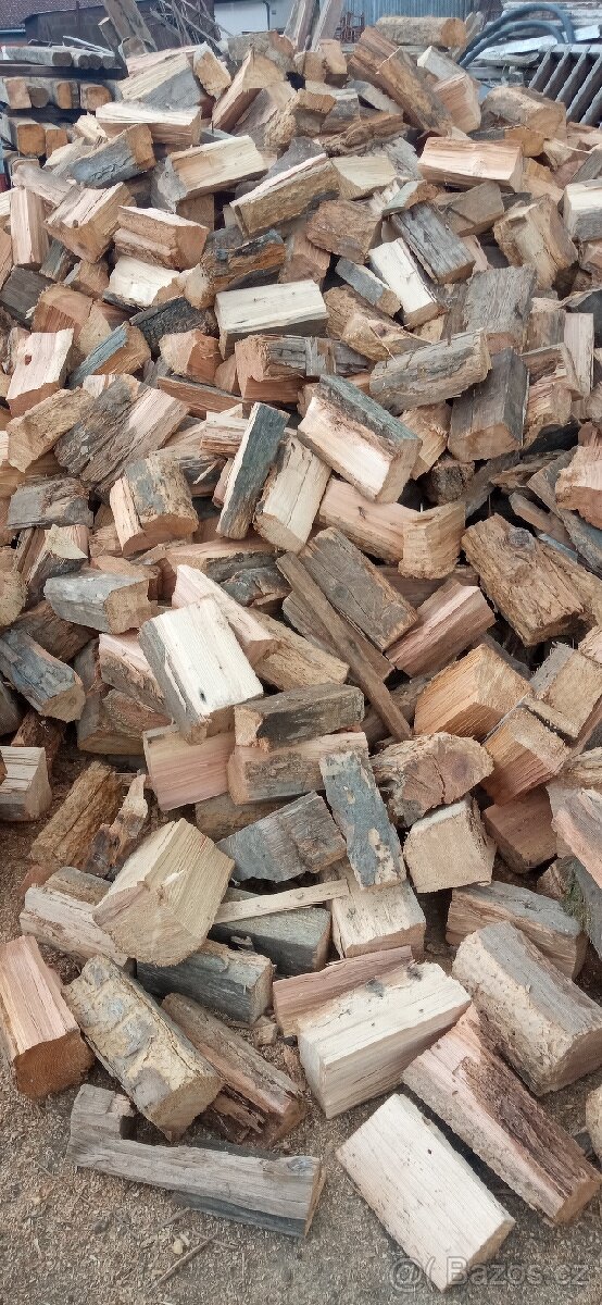 Suché štípané palivové dřevo