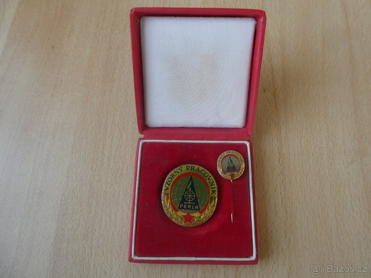 Medaile + odznak Vzorný pracovník