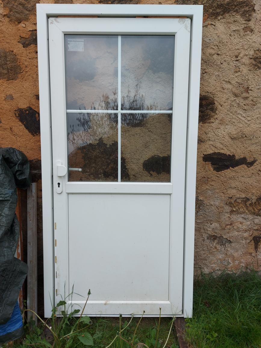 Demontovaná plastová okna a vchodové dveře.