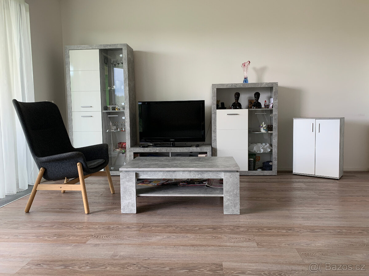 Elegantní obývací stěna s dekorem šedého mramoru