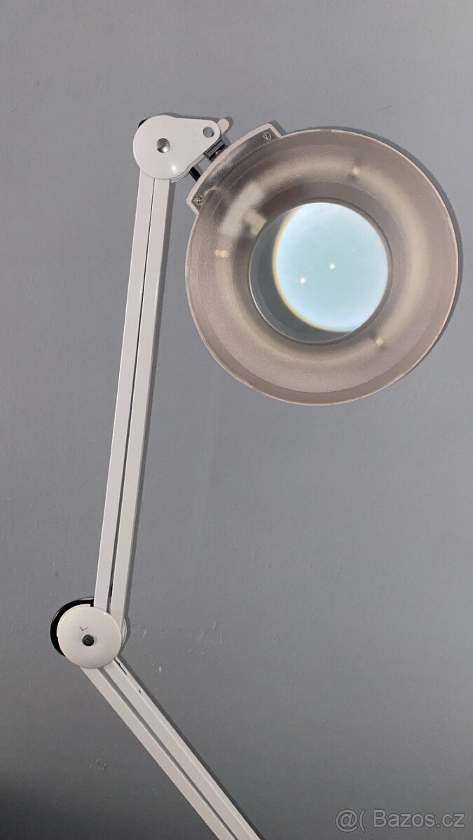 Kosmetická lampa s lupou