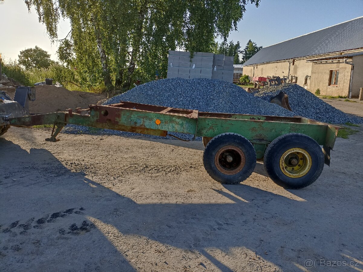 Podvozek s tandemovou nápravou z rozmetacího vozu.