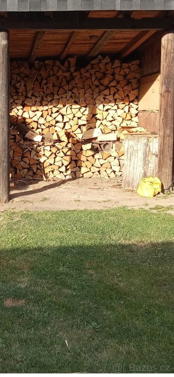 Dřevo suché štípané