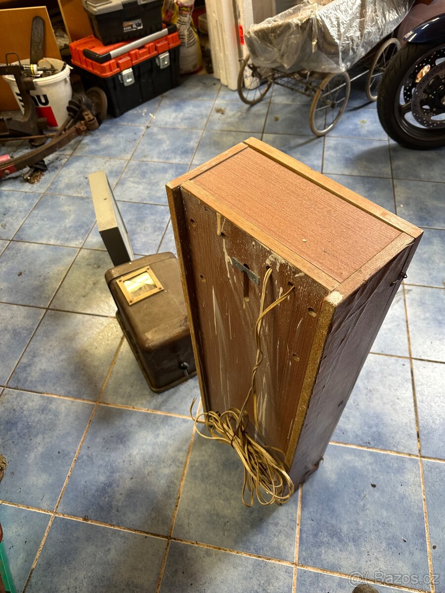 Píchací hodiny matyční hodiny a nástěné hodiny