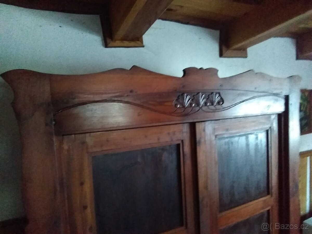 Starožitná šatní skříň