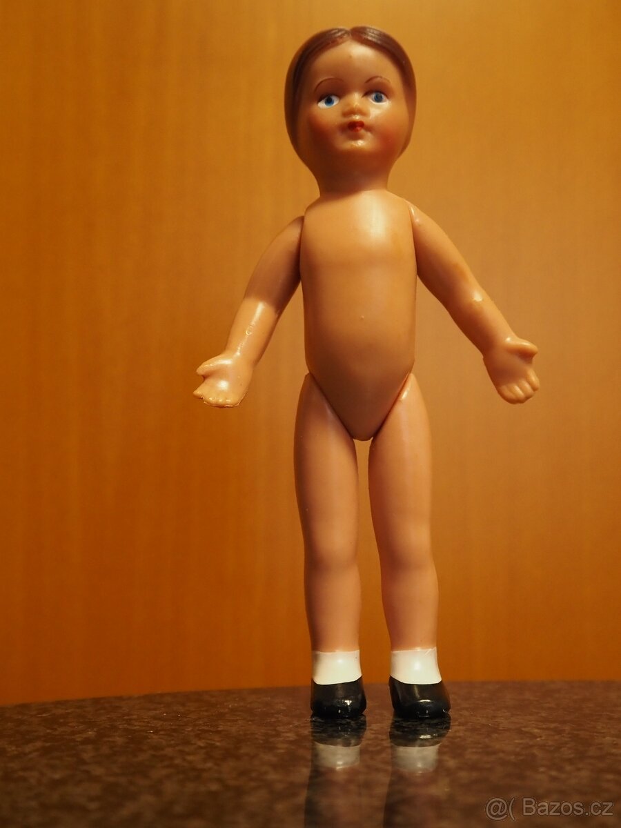 retro gumová panenka