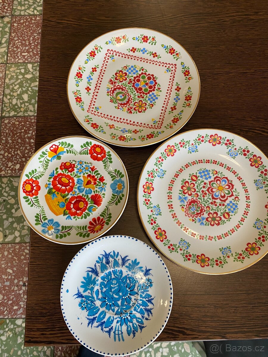 Sada ručně malovaných talířů