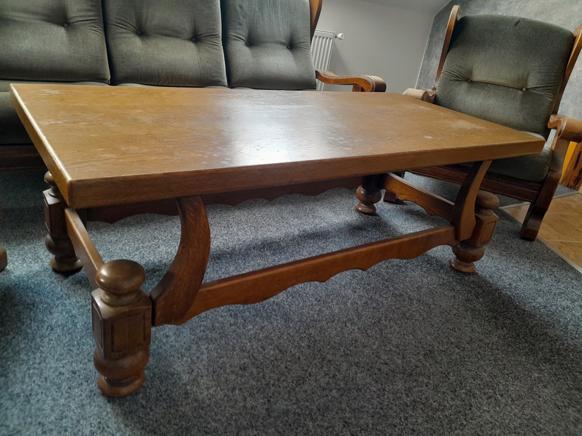 Masivní konferenční stůl