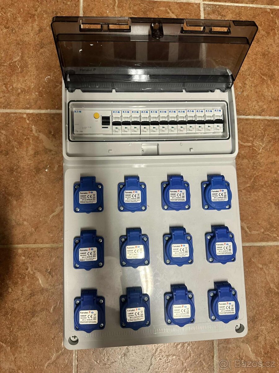 Zásuvková skříň FAMATEL 12x230V