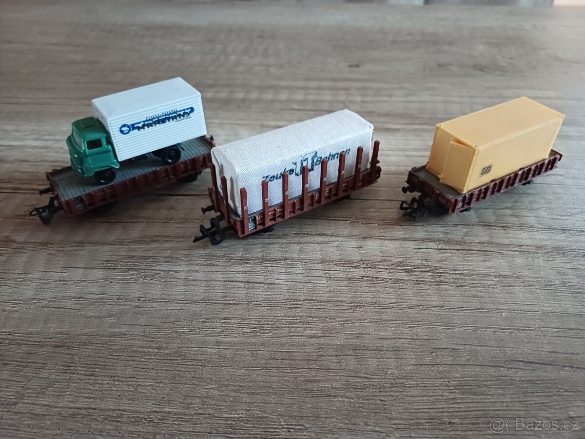 Nízkostěnné vagony s nákladem. TT