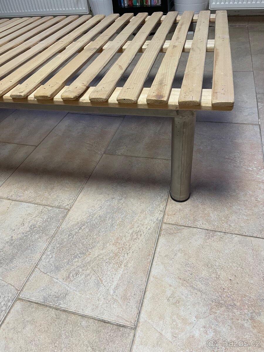 Kovový rám postele včetně roštu