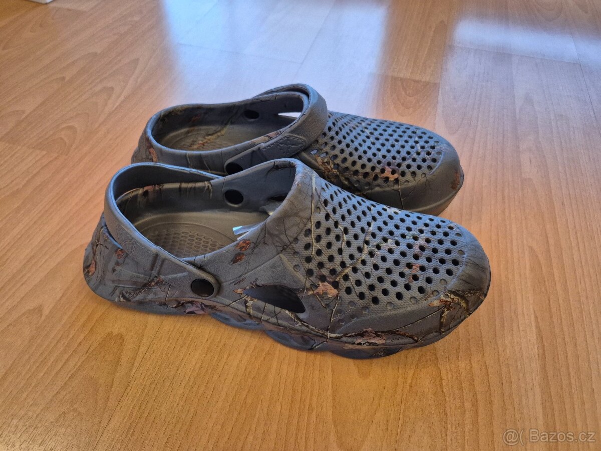 Pantofle nepoužité 44