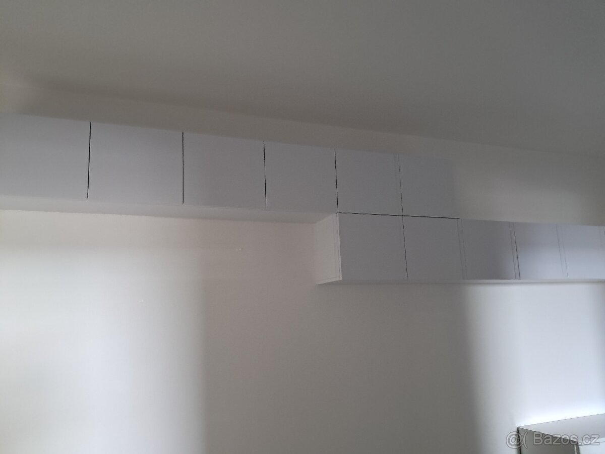 Úložné bílé skříňky