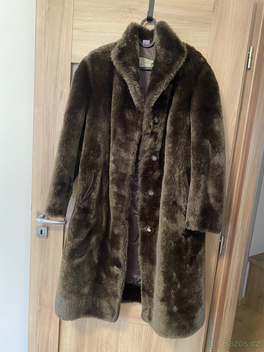 Dámský kabát z medvědí kožešiny