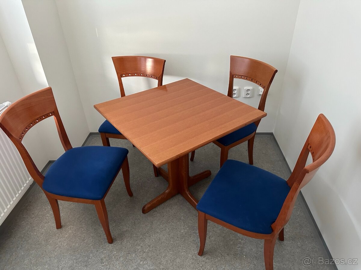 Poctivé čalouněné židle a snídaňové stoly
