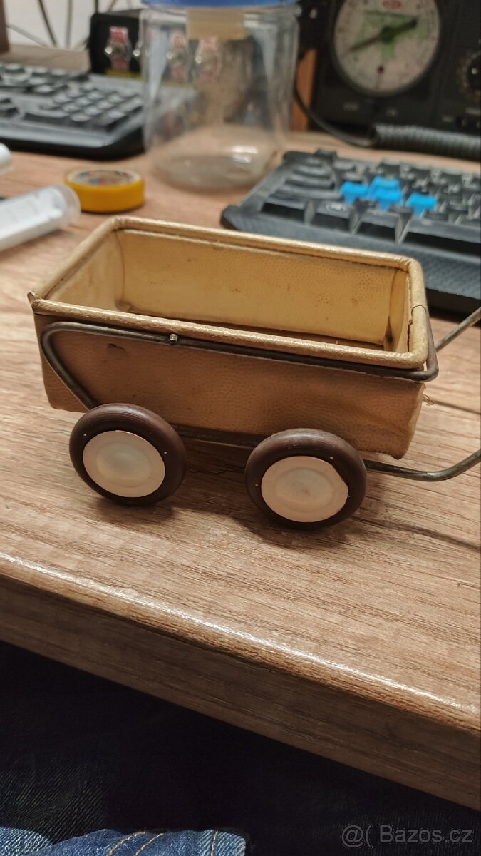 Malý historický kočárek pro panenky