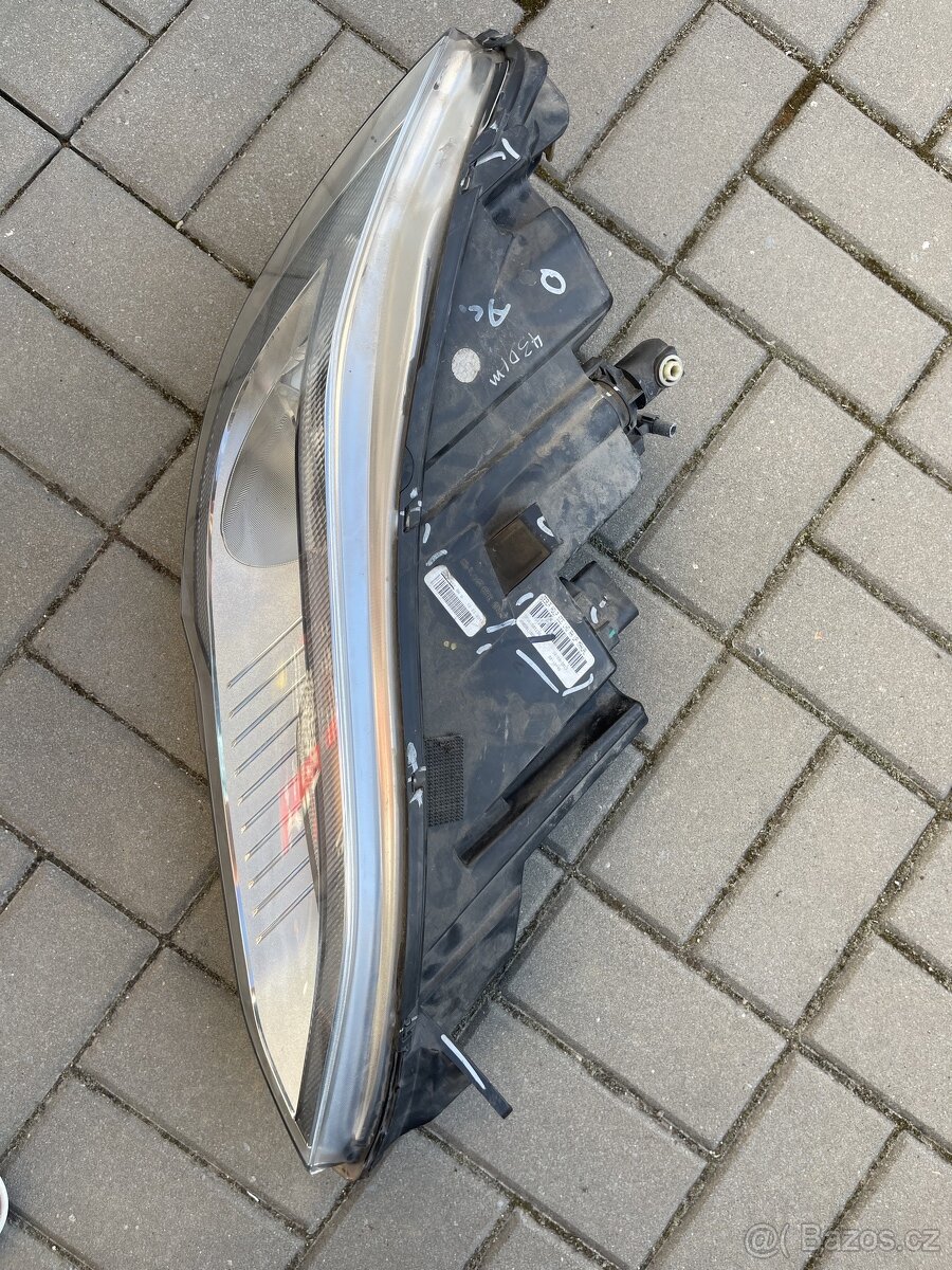 Tesla model S před facelift světlomet pravý