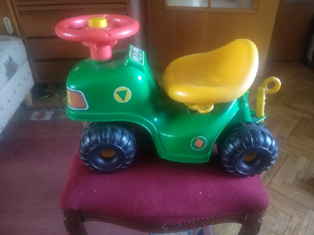Dětské odrážedlo, traktůrek