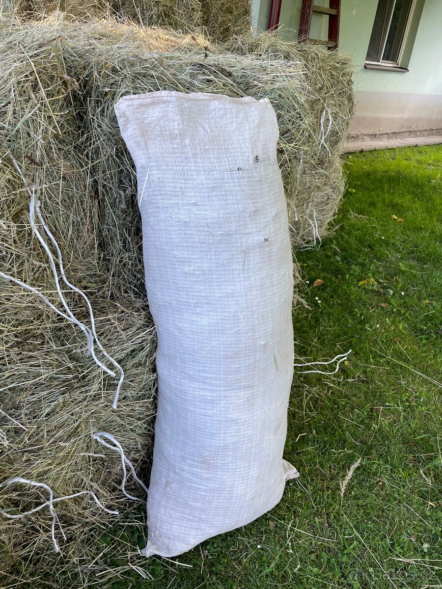 Ručně sušené seno