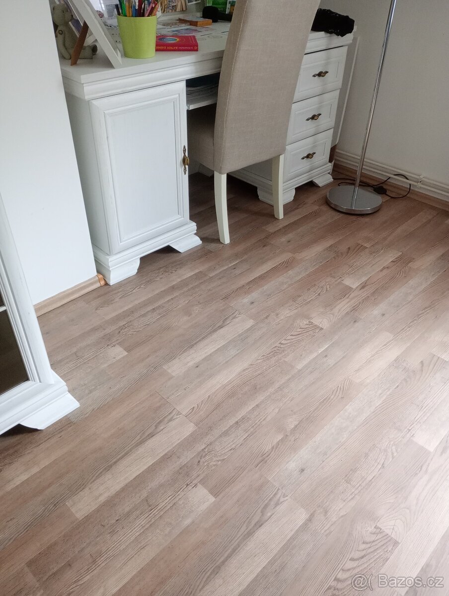 Prodám psací stůl