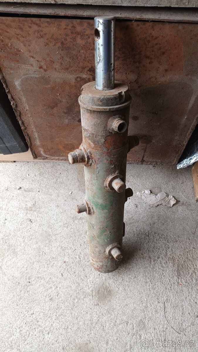 Hydraulický píst, velký