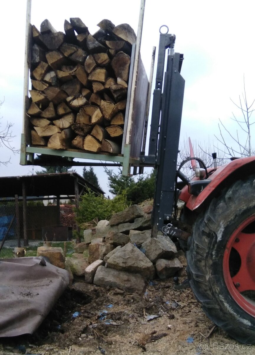 paletizačni vidle a traktor