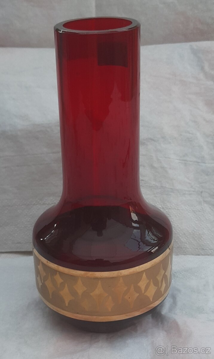 Prodám vázičku rubínové sklo zlacené