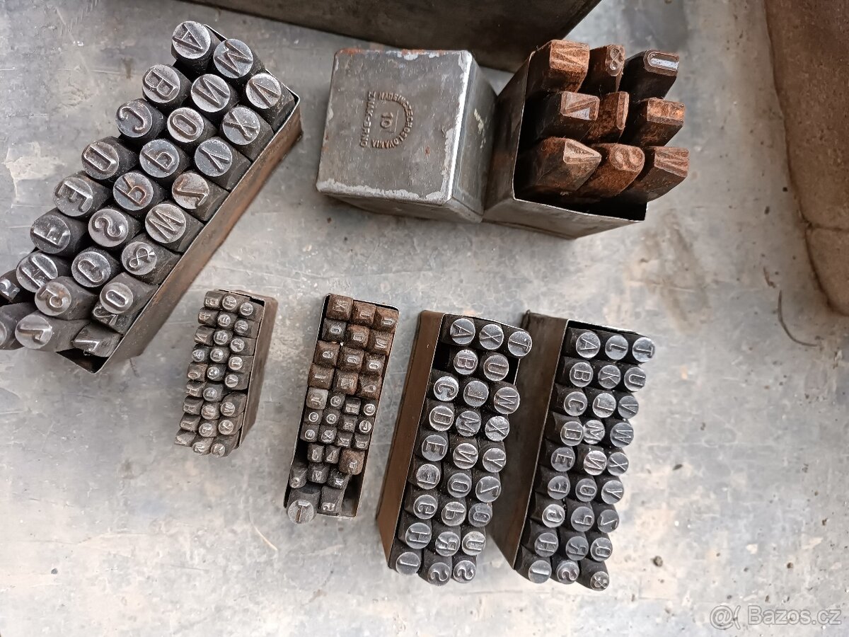 Razidla písmen a číslic made in Czechoslovakia