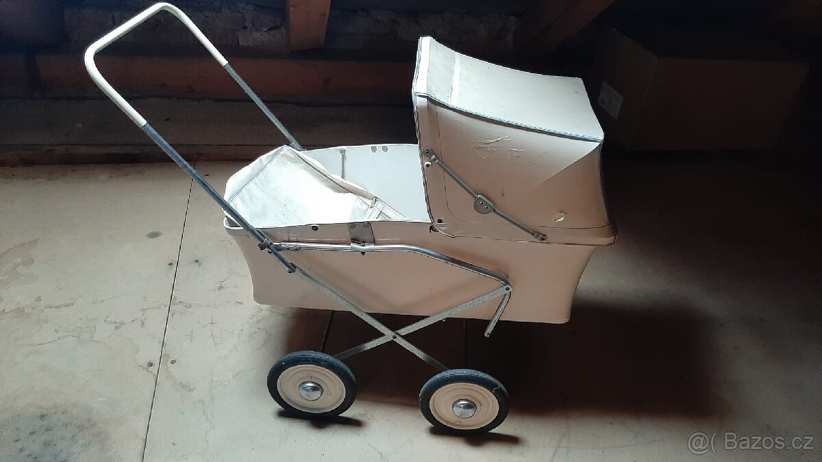 Prodám starý kočárek na panenky