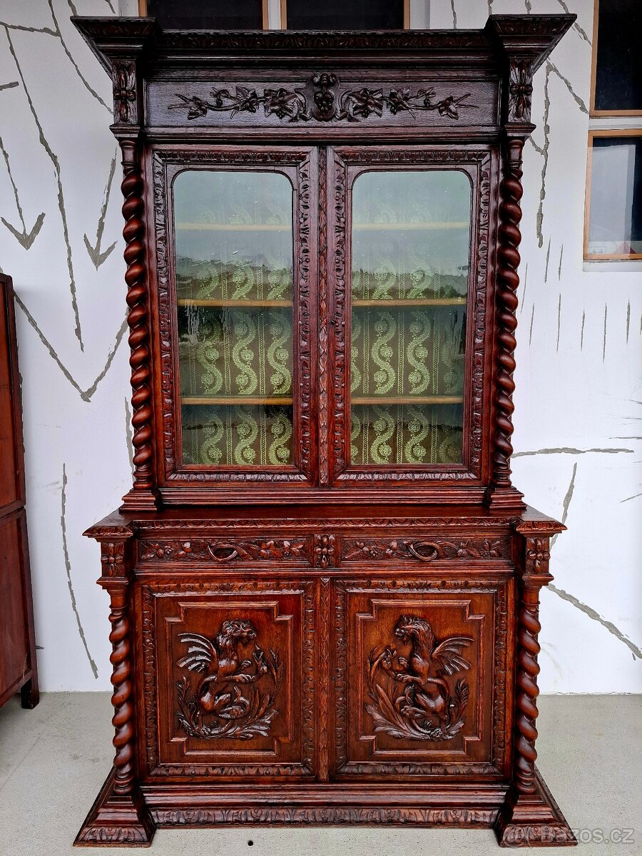 Starožitný vyřezávaný masivní příborník