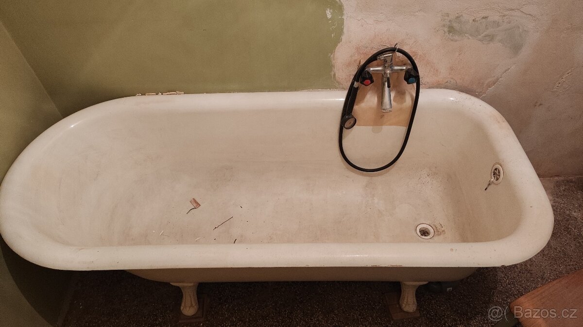 Litinová vana na nožičkách