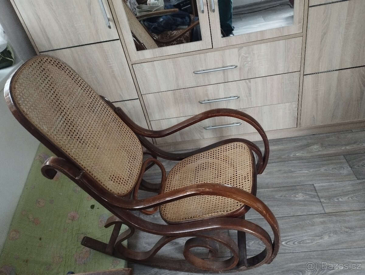 Staré houpaci krěslo Thonet
