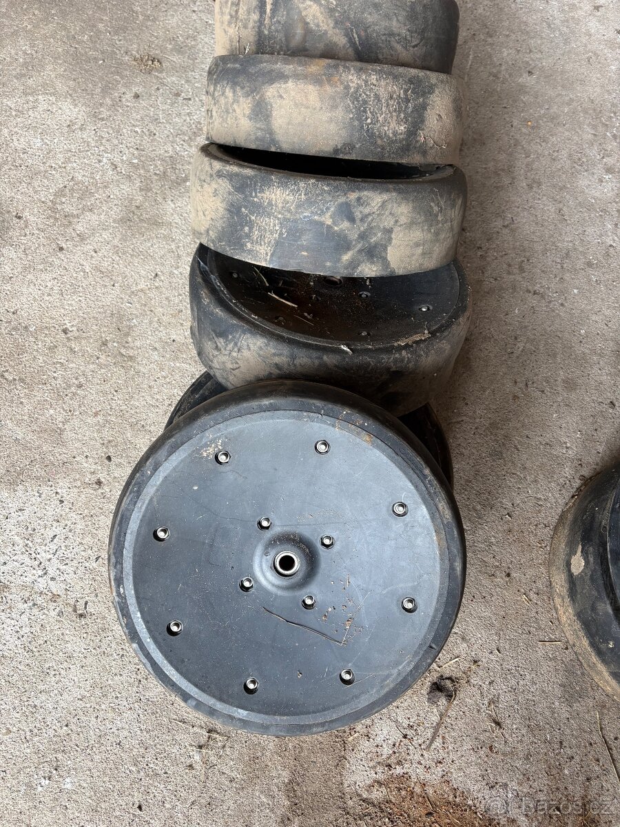 Prodám opěrná kola Kverneland optima