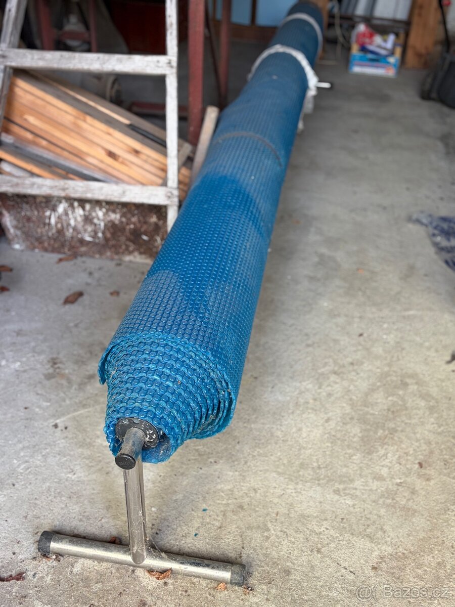 Solární plachta s navijákem na bazén