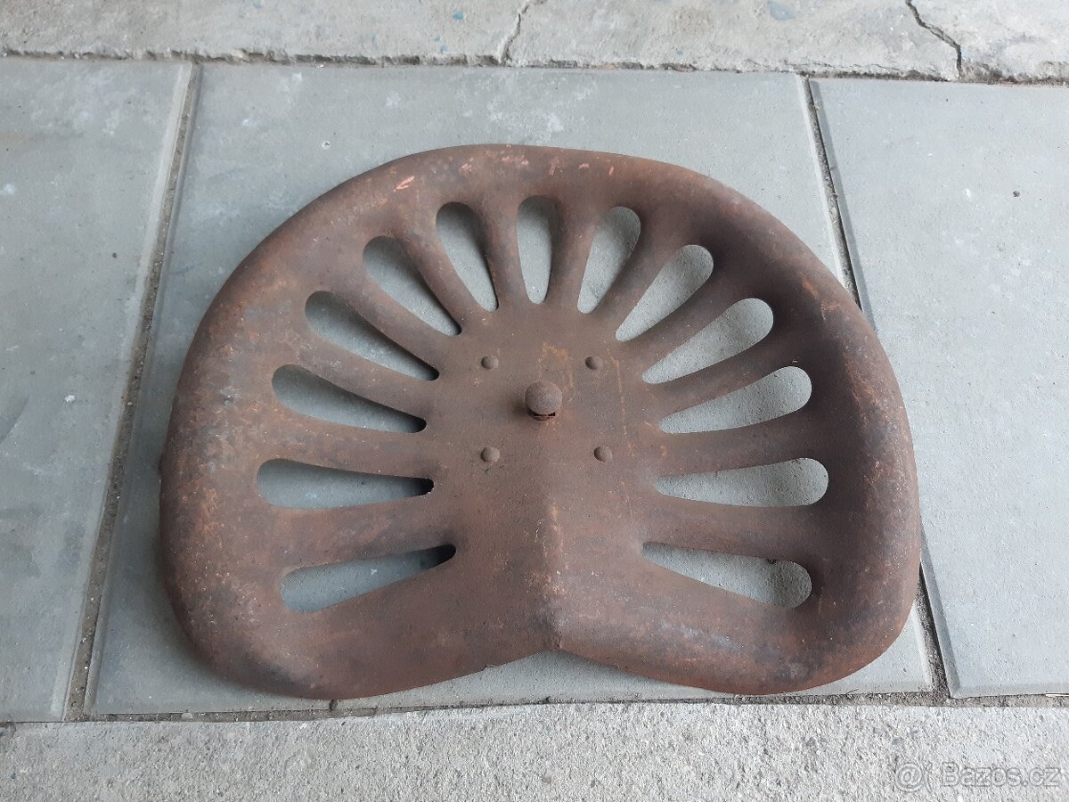 Plechový zemědělský sedák