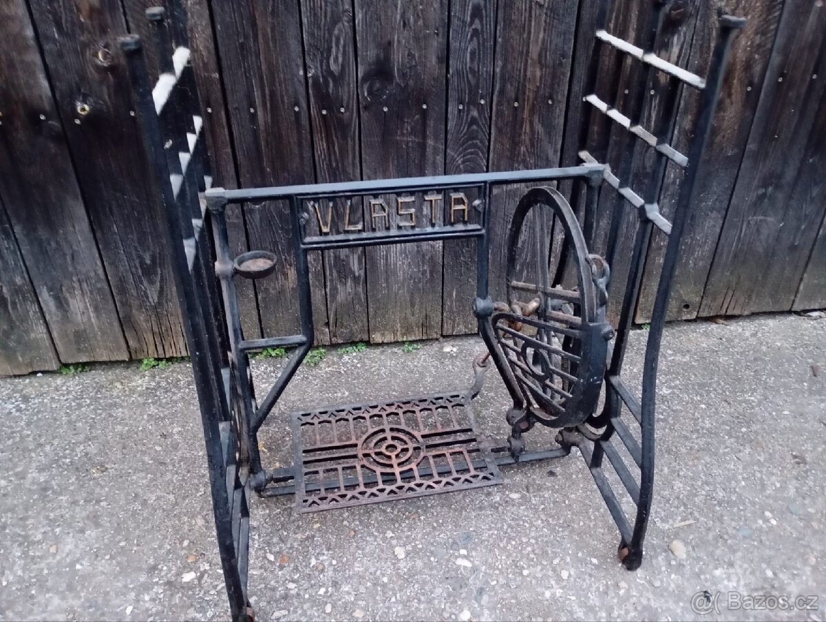 Litinový stojan Vlasta pod šicí stroj