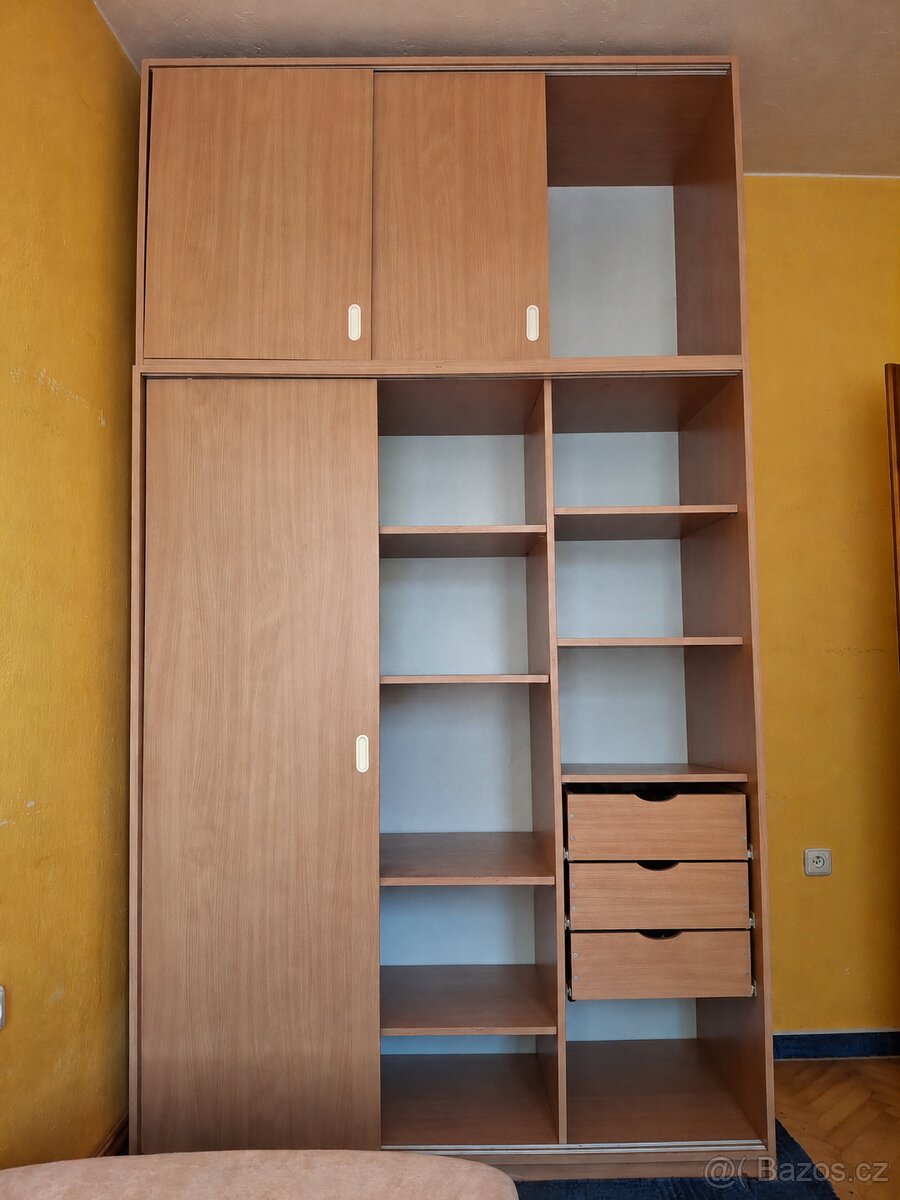 Šatní skříň/stěna