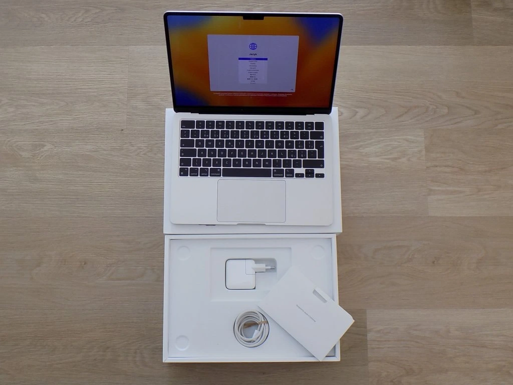 Apple MacBook Air 13,6" (2022)/M2/8GB RAM/256GB/CZ/ZÁRUKA