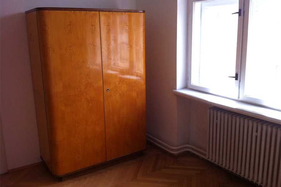 2x starožitná šatní skříň