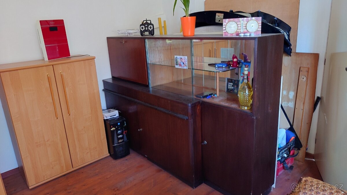 Starý nábytek, černý se zdrcadlovým pozadím 30. léta