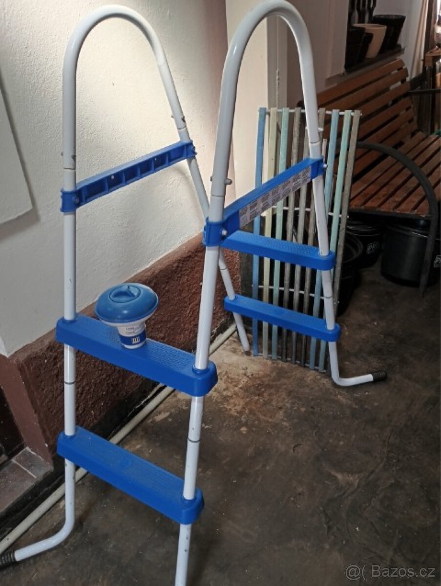 Schůdky k bazénu