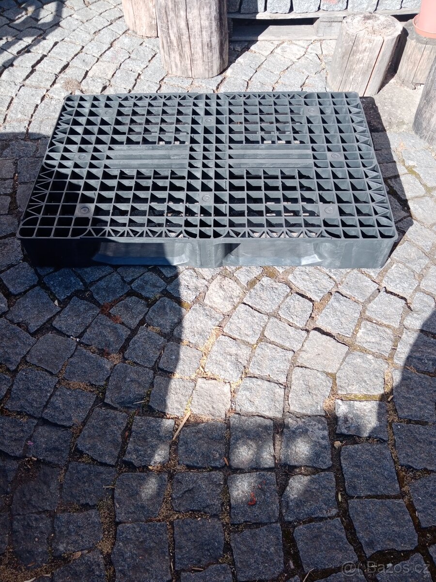 Plastové palety 120 x 80 x 15 cm
